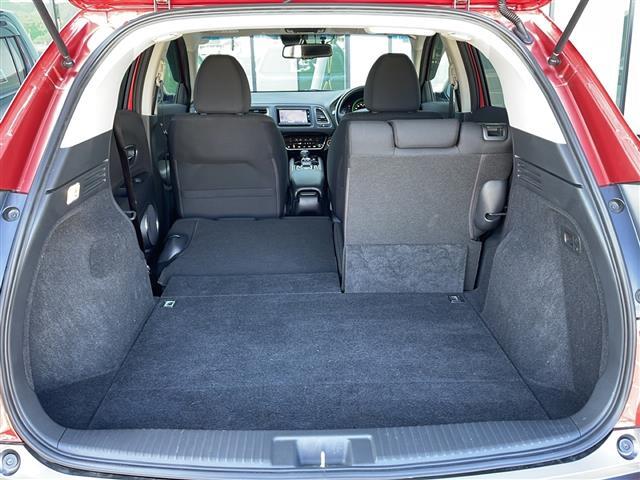 【後部座席】後席もゆったりドライブを楽しめます。内外装はプロこだわりのクリーニングで清潔なおクルマでご納車致します。店舗での現車確認も承っています！