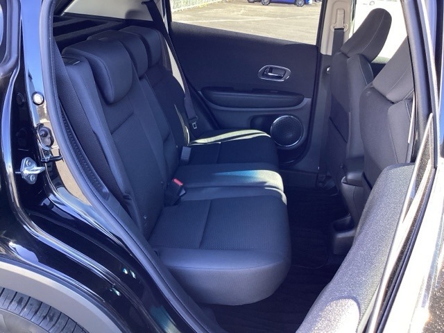 広々リアシートです。不要なときは収納しておけますよ。ラゲッジルームも広がります。