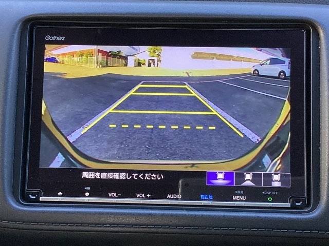 3ビュー切り替えやガイド線表示のバックカメラで、バックでの車庫入れも安心です。