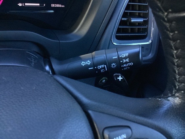 【オートライト（AUTO）】外の明るさをシステムが感知して、自動でヘッドライトが点灯します！ヘッドライトをつけ忘れを防ぐ便利機能です