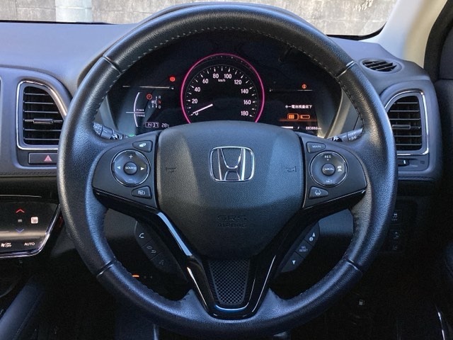 手になじむ感覚のステアリングです。さわり心地、デザイン性、操作性にこだわったアイテムです。