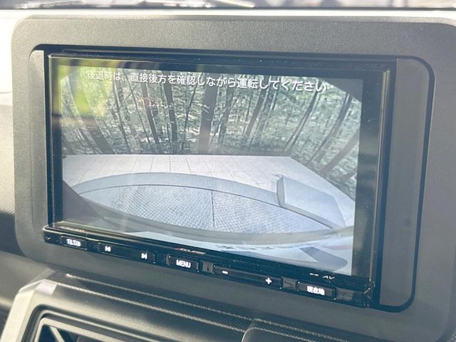 【バックカメラ】駐車時に後方がリアルタイム映像で確認できます。大型商業施設や立体駐車場での駐車時や、夜間のバック時に大活躍！運転スキルに関わらず、今や必須となった装備のひとつです！