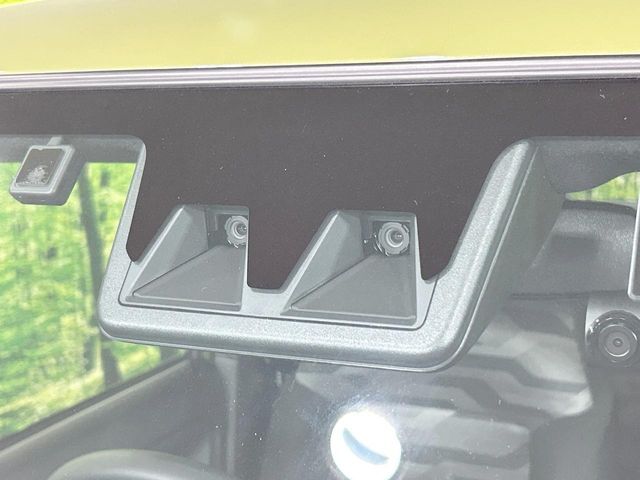 【スマートアシスト】走行中に前方の車両等を認識し、衝突しそうな時は警報とブレーキで衝突回避と被害軽減をアシスト。より安全にドライブをお楽しみいただけます。