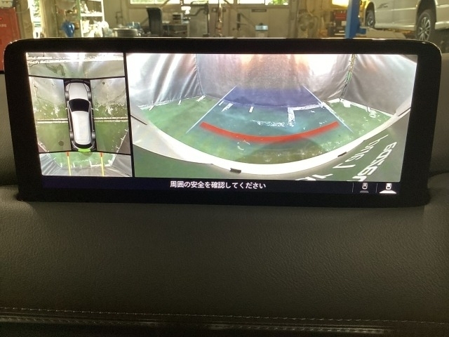 狭い場所での駐車やすれ違いなどでより的確な運転操作に役立つ360°ビューモニターが装備されています。