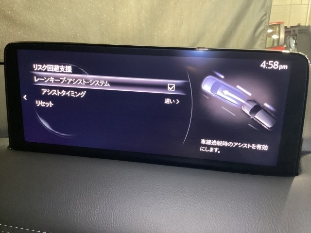 ハンドル操作をアシストすることにより車線からの逸脱回避を支援します。