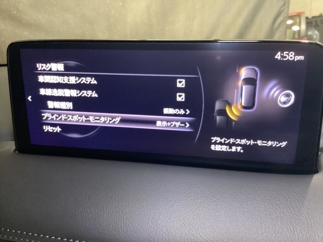 後方左右の死角に入ってしまった車両をセンサーが感知しドライバーにお知らせしてくれるブラインドスポットモニタリングシステム。高速の合流などでも安心できます。