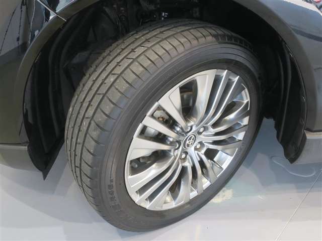 トヨタ純正アルミホイール装着。タイヤサイズは、225/55R19です。