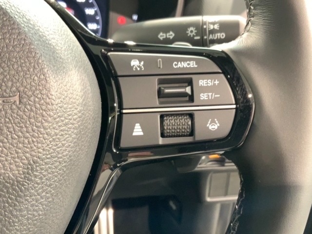 クルーズコントロールを装備しています。高速道路などで一定の速度で走ってくれるので運転が楽ですよ！速度を設定できますので、スピードの出しすぎにも注意できます。