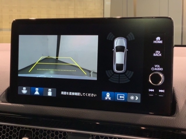 リバースギアに入れるだけで後方の表示へ切り替わります。夜間や雨の日の駐車も楽になりますよ。