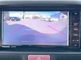 【バックカメラ】駐車時に後方がリアルタイム映像で確認できます。大型商業施設や立体駐車場での駐車時や、夜間のバック時に大活躍！運転スキルに関わらず、今や必須となった装備のひとつです！
