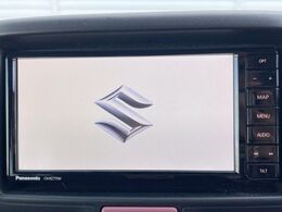 【純正ナビ】人気の純正ナビを装備しております。ナビの使いやすさはもちろん、オーディオ機能も充実！キャンプや旅行はもちろん、通勤や買い物など普段のドライブも楽しくなるはず♪