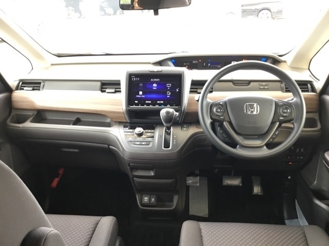 広びろとした視界が運転にゆとりを広げます。