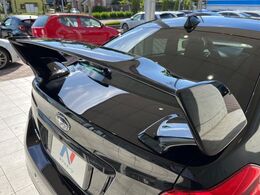 【大型リヤスポイラー】スポーツカーらしさがグッと引き立つ大型リヤスポイラーを装着♪高速走行時のスタビリティ（走行安定性）向上に役立ちます。