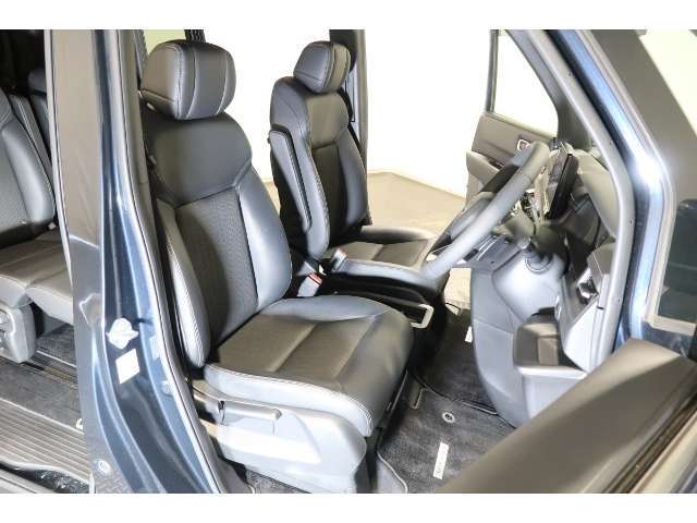 すわり心地の良い運転席・助手席です。長時間のドライブの疲れ軽減に貢献します。どうぞ快適なドライブを♪