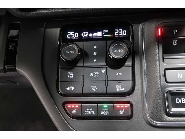 オートエアコンは左右席で独立温度コントロールが可能です。シートヒーター付きで、冷えた車内でもスイッチを押せば数秒で座面と背もたれがあたたかくなります。