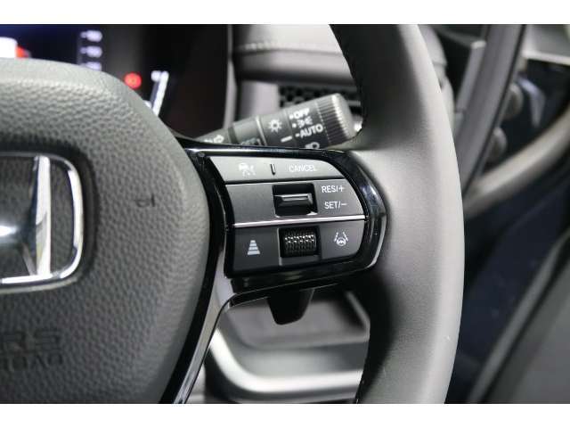 Hondaセンシングの機能のひとつ、アダプティブクルーズコントロール付！アクセルから足を離しても設定したスピードと前車との車間を保ち走行してくれます！車線維持もアシスト☆高速道路で疲労軽減ですね☆