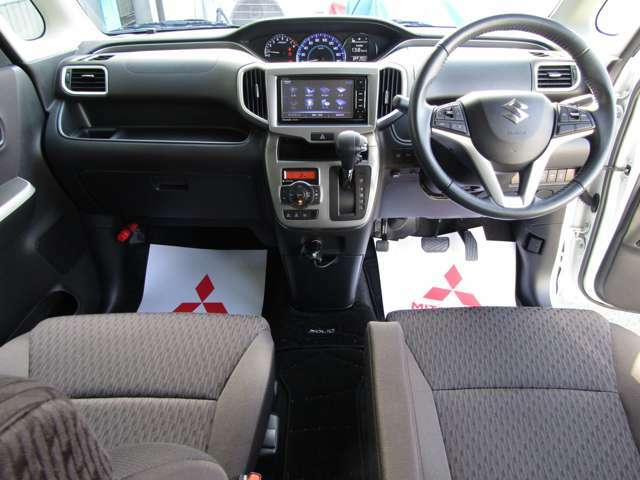 シフトをインパネに配置することで、前席の足元に広々とした空間を生み出しました。運転席から助手席への移動もスムーズにできます。