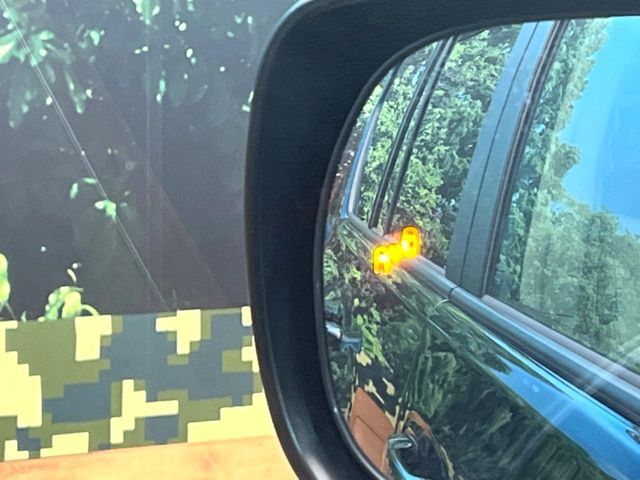 【ブラインドスポットモニター】走行中、ドアミラーの死角になりやすい箇所に後続車が接近するとサイドミラーのレンズに警告を表示！ドライバーに注意喚起をしてくれます。