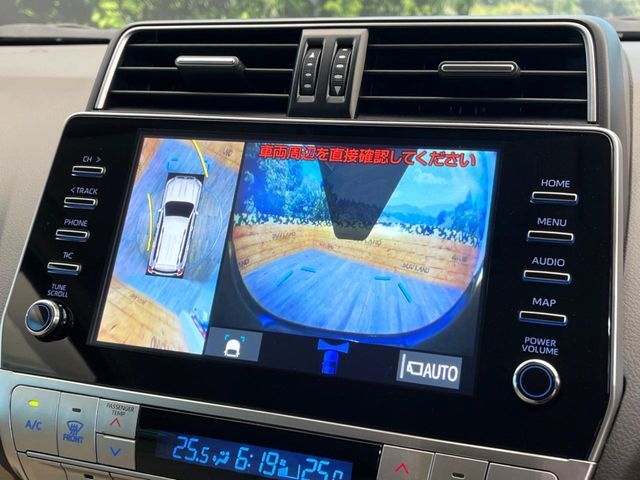 【パノラミックビューモニター】専用のカメラにより、上から見下ろしたような視点で360度クルマの周囲を確認することができます☆死角部分も確認しやすく、狭い場所での切り返しや駐車もスムーズに行えます。