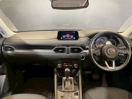 コックピットにある操作機器、情報などすべての要素をドライバー中心に左右対称に配置し、同時にそれらがドライバーに正対する造形とすることで、人とクルマの一体感を感じさせます。