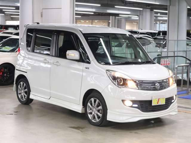 雨が降ってもゆったりと車選びができる全天候型立体展示場！エスカレーター完備！