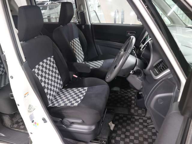 当社販売担当者、仕入担当者、リフトに持ち上げ車検検査員による下廻りチェックをクリアした高品質車を展示しております。