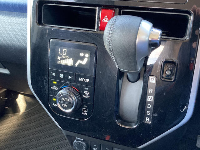 ●仕入れ段階で徹底したチェックを行い、厳しい審査にパスした車だけを展示・販売しています。弊社ではこれをプロチェックと呼び、数十の独自チェック項目に基づき、車の状態を調べ上げています。