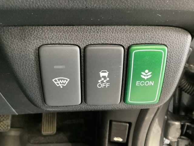 VSA装備車です。VSAはドライバーの操作と車の動きを見守っています。もし車の挙動が乱れたとき、4輪別々にブレーキをかけたり、エンジンパワーをしぼることによって車を安定させます。