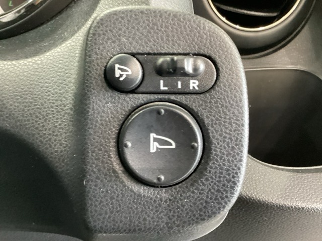 ハンドルの右側に電動格納付きパワーミラーの操作スイッチがついています。左右のサイドミラーの角度調節も微調整ができて便利です。