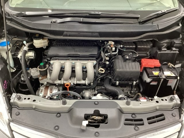 ホンダスタッフがしっかり整備して保証付きにてお渡し致します。エンジンルーム＆室内ルームともにクリーニング済みで清潔です。快適なドライブをお楽しみください。