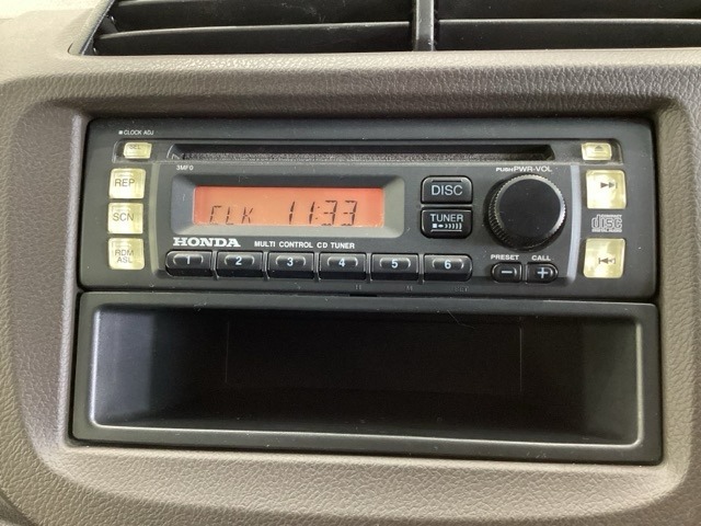 純正CDチューナー装備しています。その下には1DIN分の小物入れがついています。CDケースなどを入れるのに便利です。