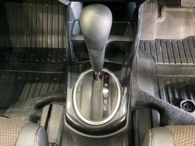 CVT車のセレクトレバーです。低速から高速まで、変速ショックのないスムーズな走りを実現するとともに、エンジン効率のよい領域を維持することで燃費にも貢献します。