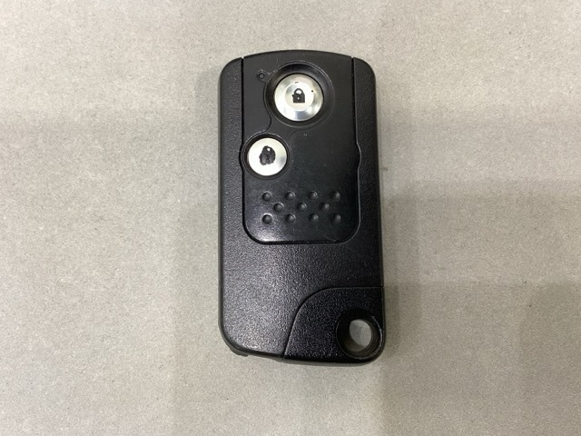スマートキーを装備しています。鍵を差し込むことなくドアロックの開け閉めができます。