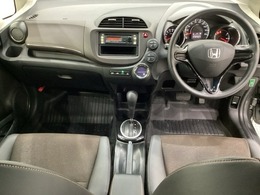 車内は光触媒抗菌消臭施工済です。インパネ周りはスタイリッシュなデザインです。グローブボックスやカップホルダーのほかにトレーなどたくさんの収納スペースが付いています。