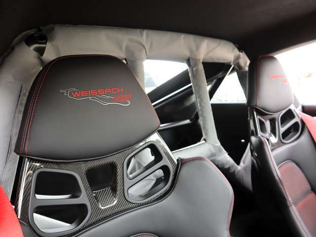 ◆Race-Tex＆エクステンドレザーインテリア：ブラック/ガーズレッドステッチ ◆シートベルト:ガーズレッド ◆メーターパネル/クロノウォッチ:ガーズレッド ◆LEDカーテシーライト(BORN IN FLACHTロゴ)
