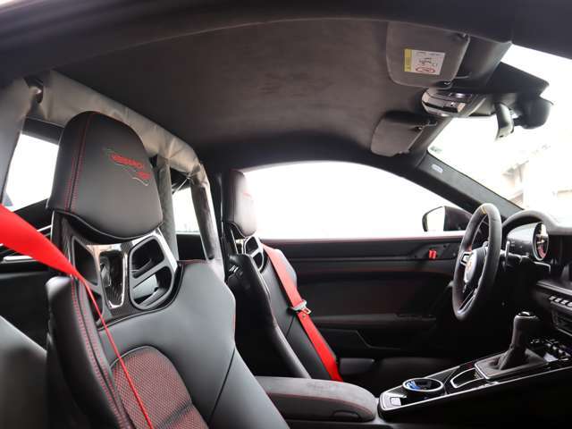 ◆クラブスポーツパッケージ ◆Race-Tex ルーフライニング/サンバイザー/ポルシェクレスト付ストレージリッド ◆Weissach Packageロゴ ヘッドレスト刺繍/ロゴプレート ◆カスタムフロアマット