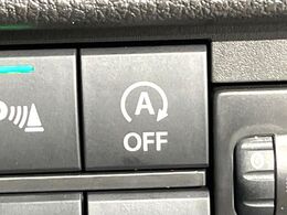 【アイドリングストップ】赤信号や渋滞で停車した際にエンジンを停止し、無駄な燃料の消費を抑えます。燃費向上や環境保護につなげる機能♪エンジンはブレーキを離せば再始動します。