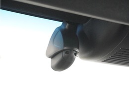 ◆ドライブレコーダー◆映像・音声などを記録する自動車用の装置です。　もしもの事故の際の記録はもちろん、旅行の際の思い出としてドライブの映像を楽しむことができます。