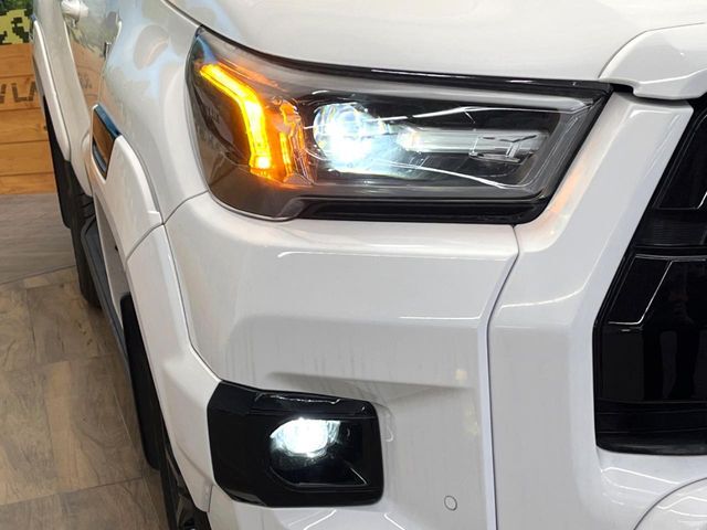 【LEDヘッドライト】悪天候や夜間走行時も良好な視界を確保し安心して運転できる高輝度LEDヘッドライトを装備！点灯速度が早く、消費電力も抑えられています。