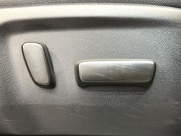 【パワーシート】スイッチ一つで簡単にシートの微調整が可能！電動だから力もいりません！快適なシートポジションにセットして、快適なドライブをお楽しみください。