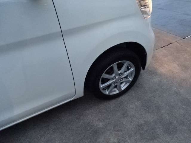 安定した走りを実現！純正14インチアルミホイール付き！