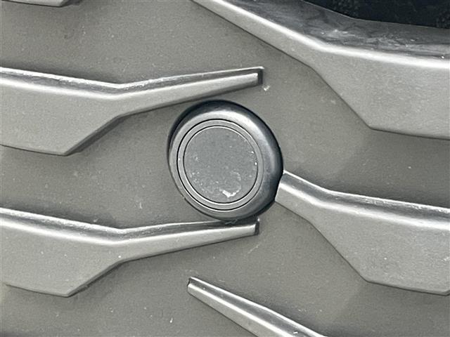 【コーナーセンサー】障害物が近づくと音で教えてくれます。また、近づけば近づくほど音も変わりより分かりやすくなっております。