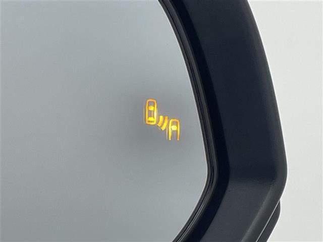 【BSM（ブラインドスポットモニター）】隣車線上の側方および後方から接近する車両を検知すると、検知した側のドアミラーが点灯。その状態でウインカーを出すと、インジケーターの点滅と警報音で警告します。