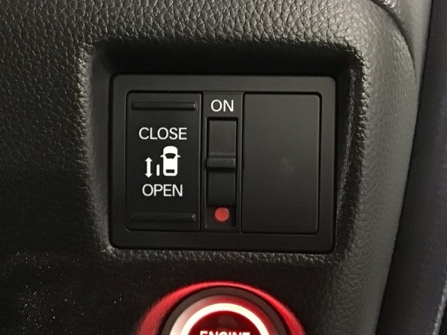【パワースライドドア】助手席側がパワースライドドアになっており、運転席のスイッチやスマートキーでも開閉が可能です！開口部も広いので乗り降りも楽々♪