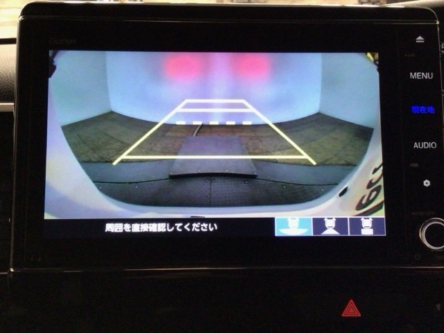 【バックカメラ】運転が苦手な方も車庫入れラクラクです！ギアをリバースに入れれば自動的に切り換わりますので、面倒な操作は不要です♪狭い駐車場もお車を傷つけず安心ですね！
