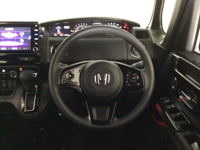 【ハンドル】運転にかかわる様々な操作を安全に行えるように視点移動が少なく操作性に配慮されたスイッチ類が凝縮されたコックピットです。