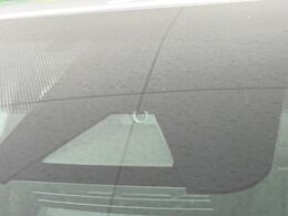 【プリクラッシュセーフティ】前方の車両等を検知し、衝突しそうな時は警報で注意を促し、ブレーキを踏む力をサポート。ブレーキを踏めなかった場合は衝突被害軽減ブレーキが作動、衝突回避をサポートします。