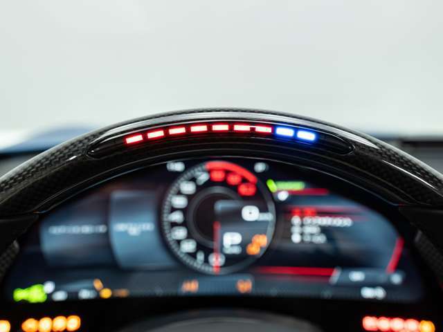 LEDはレブリミットに近づくとシフトアップを促します。また、サーキット走行時、視野をそらさずシフトチェンジを行えます。