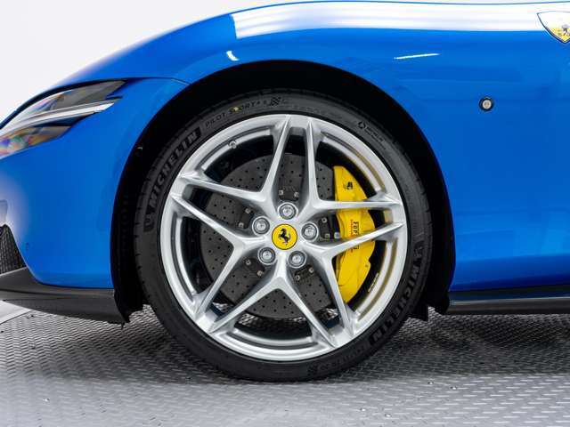 20インチクロームグレーペイントホイールを装着されております。