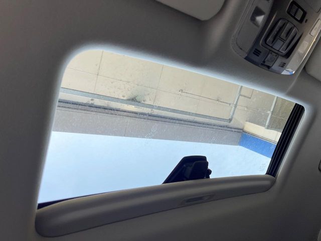 【サンルーフ】ボタンひとつで開閉可能！開放感たっぷりのサンルーフが装着されています！車内に明かりを取り入れたり景色を楽しむ以外にも、よどみがちな車内の空気も簡単に換気できて快適です！